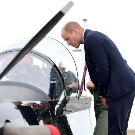 الأمير ويليام خلال زيارة إلى وادي سلاح الجو الملكي البريطاني في هوليهيد في أنجلسي، شمال ويلز (Prince William during a visit to RAF Valley in Holyhead in Anglesey, North Wales). مصدر الصورة: Chris Jackson / POOL / AFP