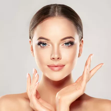 امرأة ببشرة شابة خالية من التجاعيد