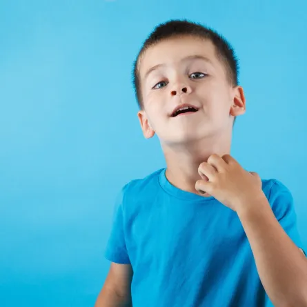 صورة لطفل يشعر بالحكة