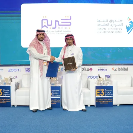 جانب من توقيع الاتفاقية بين صندوق تنمية الموارد البشرية والأكاديمية الوطنية لتجربة العميل 