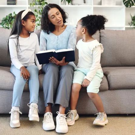 صورة أم تروي القصص