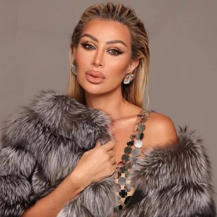 نجمات بصبغة الشعر الهايلايت الأشقر مع الخصل الداكنة