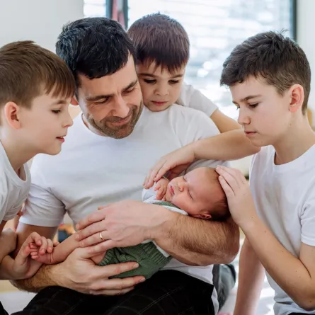 صورة عائلة من الصبيان