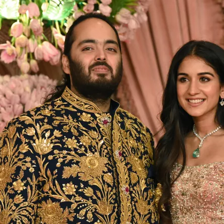 أنانت أمباني مع خطيبته راديكا ميرشانت خلال حفل سانجيت في مومباي (Anant Ambani with his fiancee Radhika Merchant during their Sangeet Ceremony in Mumbai). مصدر الصورة: SUJIT JAISWAL / AFP