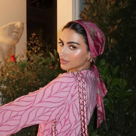 إطلالة يارا النملة بالحجاب المنقوش- الصورة من حسابها على انستغرام