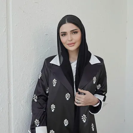 حنين الصيفي بعباية سوداء - الصورة من حسابها على انستغرام