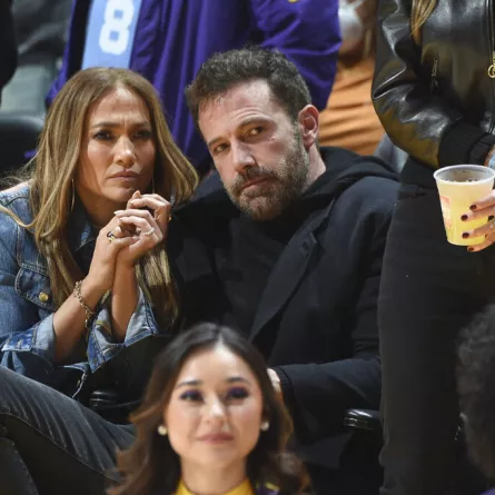 جينيفر لوبيز وبن أفليك Jennifer Lopez and Ben Affleck خلال حضورهما في لوس أنجليس (مصدر الصورة: ANDREW D. BERNSTEIN / NBAE / Getty Images / Getty Images via AFP)