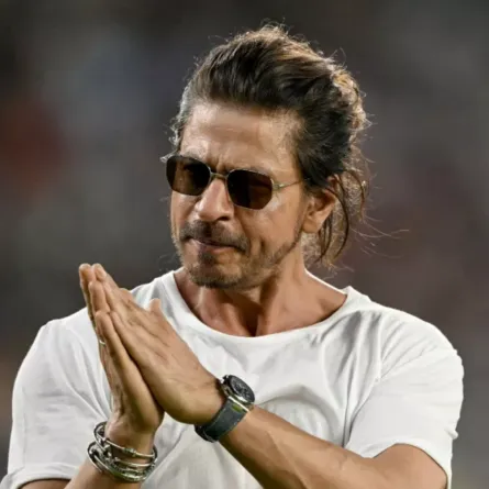 شاروخان في ملعب ناريندرا مودي في أحمدآباد (Shah Rukh Khan in the Narendra Modi Stadium of Ahmedabad). مصدر الصورة: Punit PARANJPE / AFP