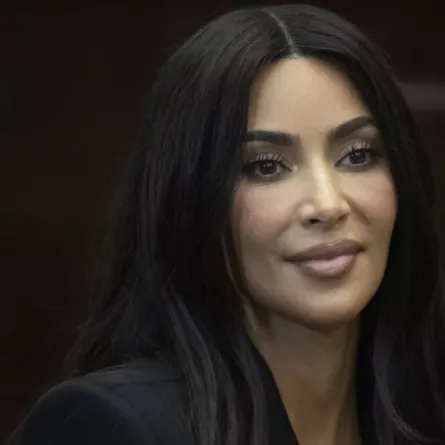 كيم كارداشيان تظهر بالساري الهندي في حفل زفاف أنانت أمباني