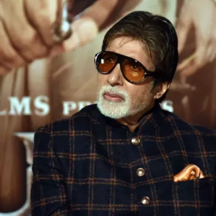 أميتاب باتشان في مومباي (Amitabh Bachchan in Mumbai). مصدر الصورة: Sujit Jaiswal / AFP