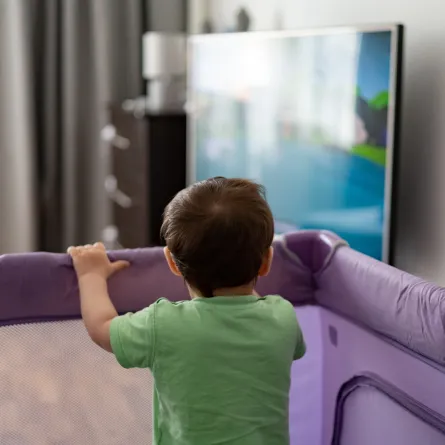صورة لطفل يشاهد التلفاز
