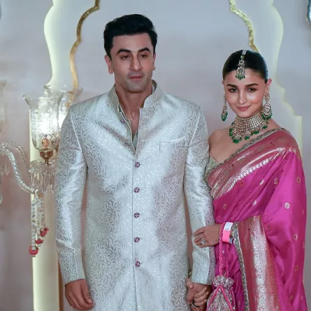 النجم رانبير كابورRanbeer Kapoor وزوجته الممثلة عليا بهات Alia Bhatt في زفاف أنانت أمباني في مومباي (مصدر الصورة Punit PARANJPE and Punit PARANJPE / AFP)
