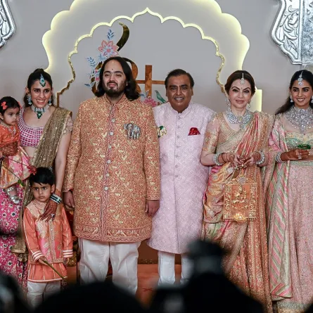 موكيش أمباني، زوجته نيتا أمباني، ابنته إيشا أمباني، الأبناء أكاش أمباني، وأنانت أمباني، زوجة الابن شلوكا ميهتا، وصهره أناند بيرامال، يصلون لحضور حفل زفاف أنانت وراديكا ميرشانت (Mukesh Ambani, wife Nita Ambani, daughter Isha Ambani, sons Akash Ambani, and Anant Ambani, daughter-in-law Shloka Mehta, and son-in-law Anand Piramal they arrive to attend the wedding ceremony of Anant and Radhika Merchant). مصدر الصورة: Punit PARANJPE and Punit PARANJPE / AFP