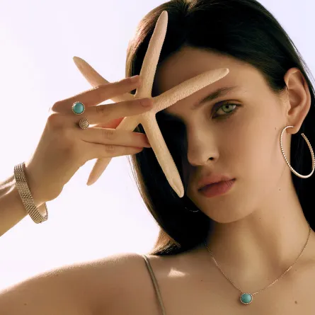  مجموعة Perlée العصرية من فان كليف أند آربلز- الصورة من مكتب العلاقات العامة للدار