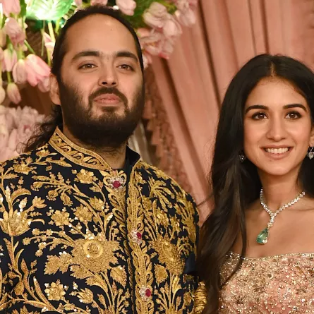 راديكا ميرشانت  Radhika Merchant مع عريسها أنانت أمباني  Anant Ambani (مصدر الصورة:  SUJIT JAISWAL / AFP)