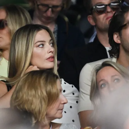 مارغوت روبي وزوجها توم أكيرلي في نادي All England Lawn للتنس والكروكيه في ويمبلدون، جنوب غرب لندن (Margot Robbie and her husband Tom Acklerley at The All England Lawn Tennis and Croquet Club in Wimbledon, southwest London). مصدر الصورة: ANDREJ ISAKOVIC / AFP