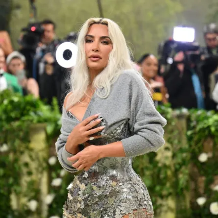 كيم كارداشيان في متحف متروبوليتان للفنون (Kim Kardashian at the Metropolitan Museum of Art). مصدر الصورة:  Angela WEISS / AFP