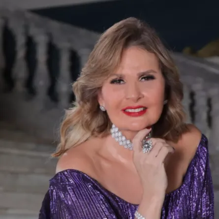 يسرا توجه رسالة لفريق عمل مسرحية "ملك والشاطر"