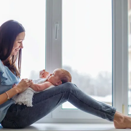 صورة لأم تغني لمولودتها