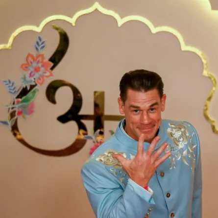 جون سينا ينشر صورته بصحبة شاروخان ويوجه رسالة شكر لـ عائلة أمباني