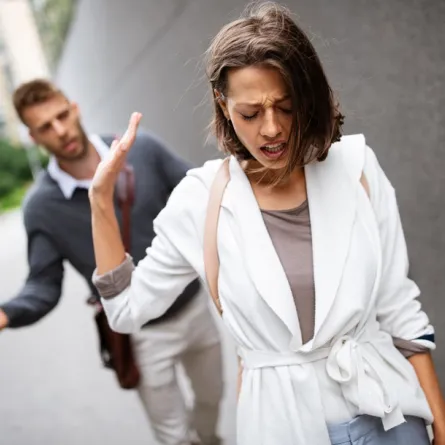 على الزوجة أن تبدي موقفاً حازماً لتوقف إهانة الزوج 