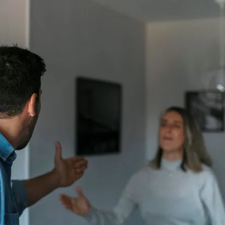 زوجان يتشاحنان بالمنزل