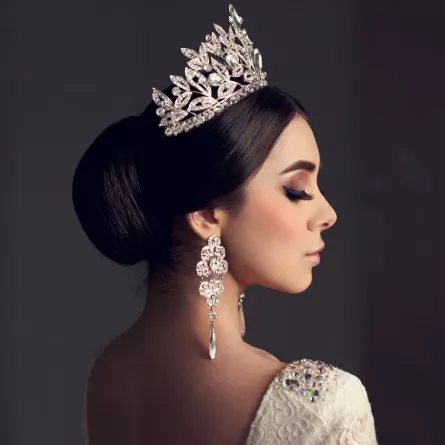 العناية بالبشرة والشعر على غرار الملكات عبر العصو