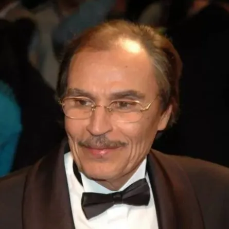 عزت العلايلي- الصورة من أرشيف المحرر