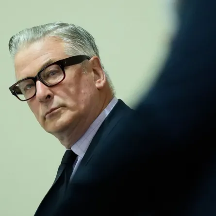 أليك بالدوين في محكمة مقاطعة سانتا في في سانتا في، نيو مكسيكو (Alec Baldwin at Santa Fe County District Court in Santa Fe, New Mexico). مصدر الصورة: RAMSAY DE GIVE / POOL / AFP