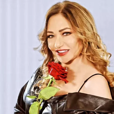 ليلى علوي تروّج لـ جوازة توكسيك برقصة على البحر