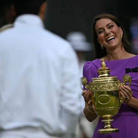 كاثرين (كيت ميدلتون) تعطي كأس الفائز للإسباني كارلوس الكاراز في نادي عموم إنجلترا للتنس والكروكيه في ويمبلدون، جنوب غرب لندن (Catherine give the winner's trophy to Spain's Carlos Alcaraz at The All England Lawn Tennis and Croquet Club in Wimbledon, southwest London). مصدر الصورة: Ben Stansall / AFP