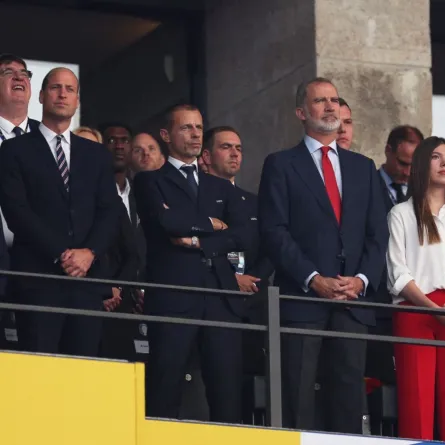 الأمير ويليام وابنه الأمير جورج، ورئيس الاتحاد الأوروبي لكرة القدم ألكسندر تشيفيرين، وملك إسبانيا فيليبي السادس، والأميرة صوفيا يحضرون المباراة النهائية لكرة القدم في بطولة أمم أوروبا 2024 بين إسبانيا وإنجلترا في الملعب الأولمبي في برلين (Prince William, his son Prince George, UEFA President Aleksander Ceferin, Spain's King Felipe VI, Princess Sofia at the Olympiastadion in Berlin). مصدر الصورة: Adrian DENNIS / AFP