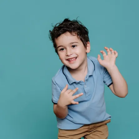 صورة لطفل وسيم وأنيق