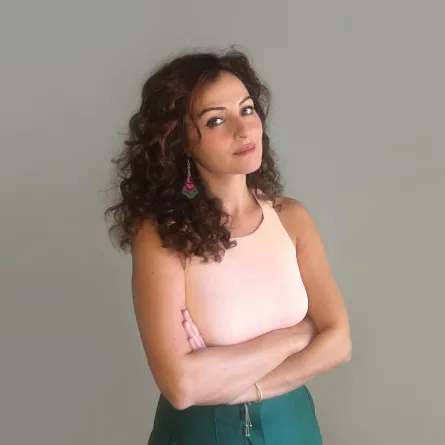 التشكيلية داليا بعاصيري: حوار دائم مع المواد الصلبة في اللوحات