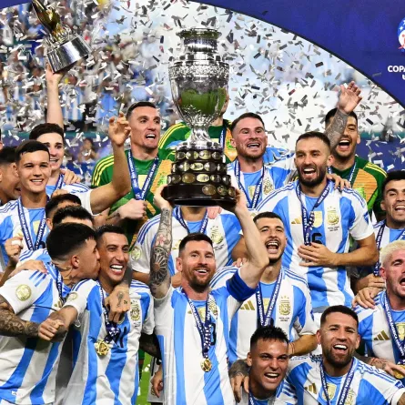 ليونيل ميسي في ملعب هارد روك في ميامي، فلوريدا (Lionel Messi at the Hard Rock Stadium, in Miami, Florida). مصدر الصورة: Chandan Khanna / AFP