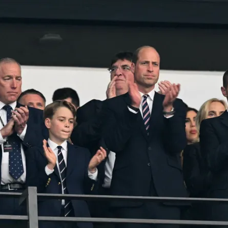 الأمير جورج والأمير ويليام ورئيس الاتحاد الأوروبي لكرة القدم ألكسندر تشيفيرين في الملعب الأولمبي في برلين (Prince George of Wales, Prince William and UEFA President Aleksander Ceferin at the Olympiastadion in Berlin INA). مصدر الصورة: FASSBENDER / AFP