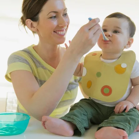 صورة لأم تطعم طفلها 