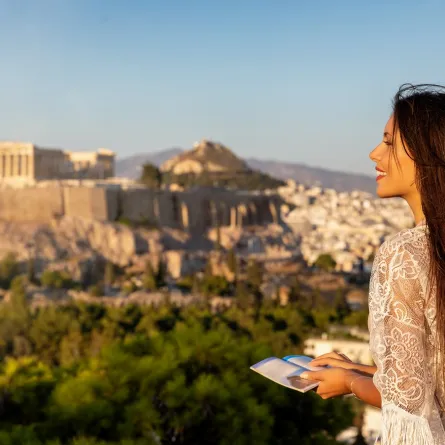 مسافرة تستمتع بمنظر معبد البارثينون في الأكروبوليس بأثينا