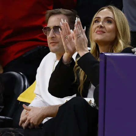 أديل Adele تشاهد مباراة في لوس أنجليس (مصدر الصورة: RONALD MARTINEZ / GETTY IMAGES NORTH AMERICA / Getty Images via AFP)