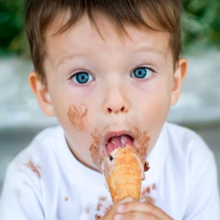 صورة لطفل يلتهم قمعا من الايس كريم