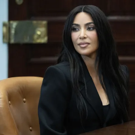 كيم كارداشيان في البيت الأبيض في واشنطن العاصمة (Kim Kardashian at the White House in Washington, DC). مصدر الصورة: Jim WATSON / AFP