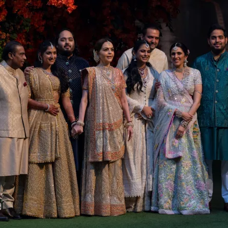 موكيش أمباني، راديكا ميرشانت، أنانت أمباني، نيتا أمباني، إيشا أمباني بيرامال، أناند بيرامال، شلوكا ميهتا أمباني وأكاش أمباني في مومباي، الهند (Mukesh Ambani, Radhika Merchant, Anant Ambani, Neeta Ambani, Isha Ambani Piramal, Anand Piramal, Shloka Mehta Ambani and Akash Ambani in Mumbai, India). مصدر الصورة: Anshuman Poyrekar/Hindustan Times via Getty Images