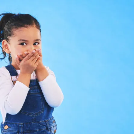 صورة فتاة تخجل من الكلام