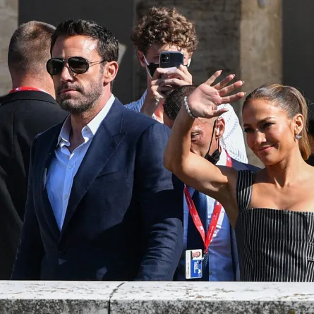 جينيفر لوبيز وبن أفليك  Jennifer Lopez and Ben Affleck في مهرجان البندقية عام 2021 (مصدر الصورة: Filippo MONTEFORTE / AFP)
