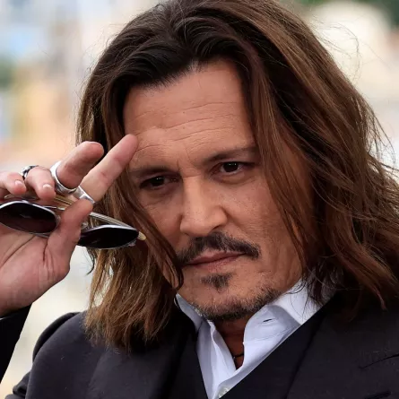 جوني ديب خلال الدورة الـ76 لمهرجان كان السينمائي في مدينة كان جنوب فرنسا (Johnny Depp during the 76th edition of the Cannes Film Festival in Cannes, southern France). مصدر الصورة: Valery HACHE / AFP