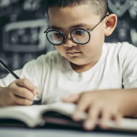 صورة لطفل يذاكر
