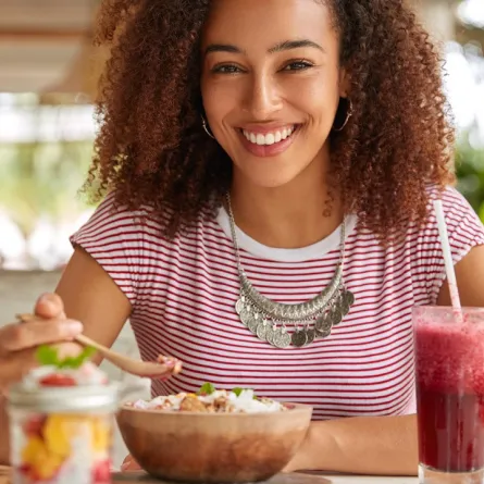 صورة لحامل تتناول طعاماً صحياً