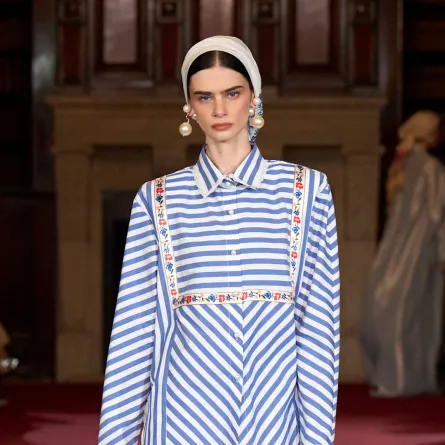 إطلالة من Gunawan – الصورة من Launchmetrics/Spotlight ©