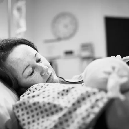 صورة لأم بعد الولادة