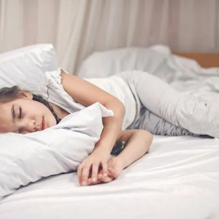 صورة لطفلة تنام نوما عميقا